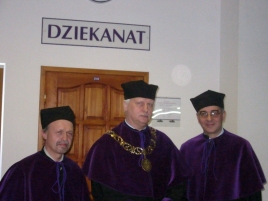 DziekanAJakubowski&prodziekani_MLemanczyk_ARozkosz-small.jpg (37969 bytes)